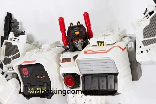 First Look At Metroplex Hong Kong Exclusive Transformers Genarations Action Figure  (13 of 20)